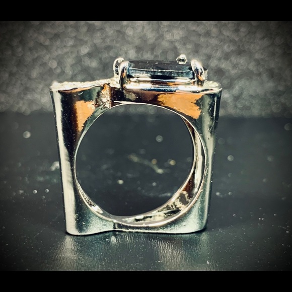 Funky silver-tone ring with black crystal stone - Picture 3 of 4
